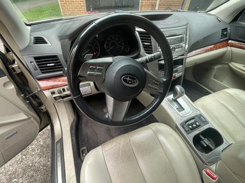 Beige 2010 Subaru Outback 2.5 i Limited