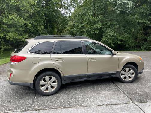 Beige 2010 Subaru Outback 2.5 i Limited