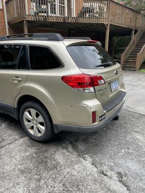 Beige 2010 Subaru Outback 2.5 i Limited