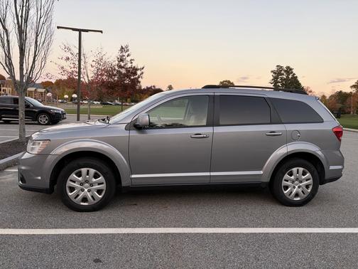 Silver 2019 Dodge Journey SE