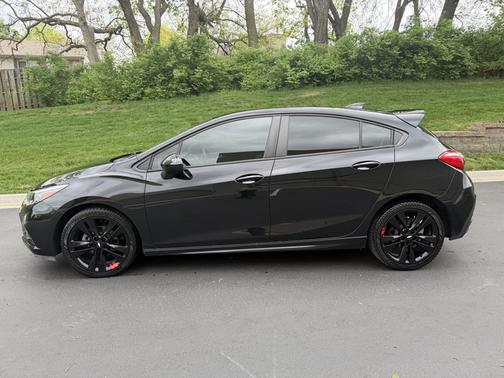 Black 2018 Chevrolet Cruze LT