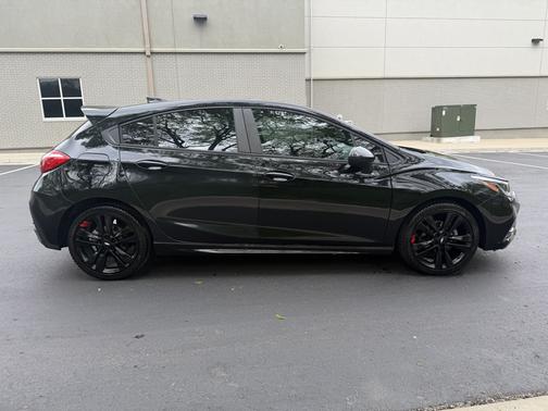 Black 2018 Chevrolet Cruze LT