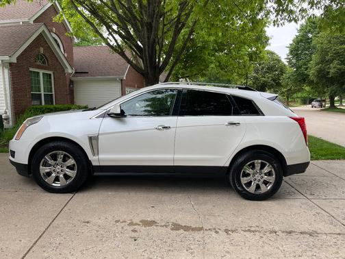 White 2014 Cadillac SRX Luxury Collection