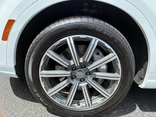 White 2017 Audi Q7 3.0T Premium Plus