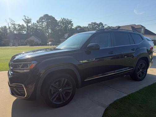 Black 2021 Volkswagen Atlas 3.6L SE w/Technology R-Line