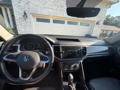 Black 2021 Volkswagen Atlas 3.6L SE w/Technology R-Line