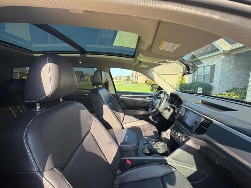 Black 2021 Volkswagen Atlas 3.6L SE w/Technology R-Line