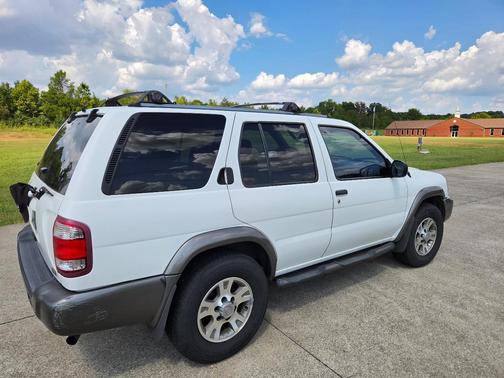 White 2000 Nissan Pathfinder LE
