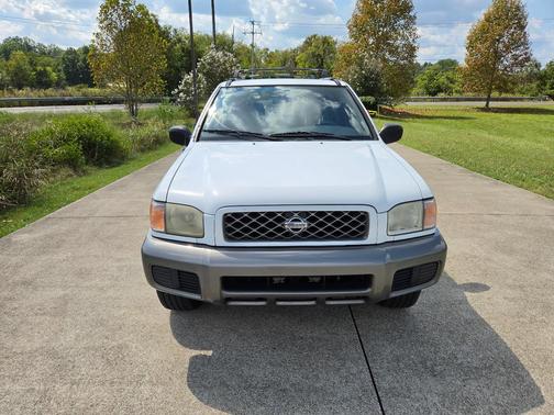 White 2000 Nissan Pathfinder LE