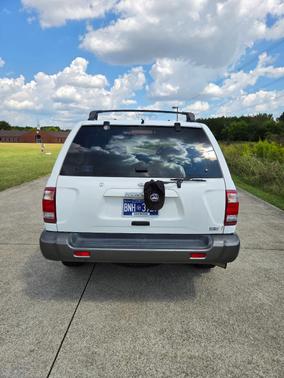 White 2000 Nissan Pathfinder LE