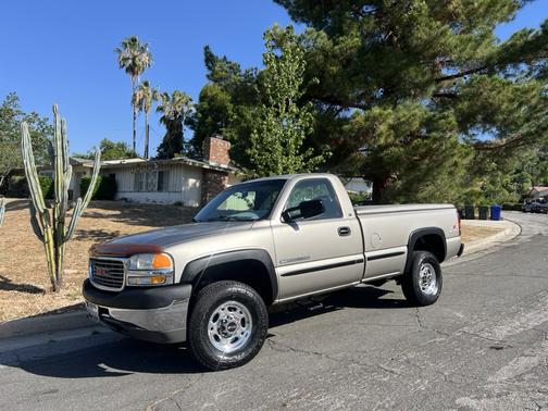 Beige 2002 GMC Sierra 2500 SL H/D