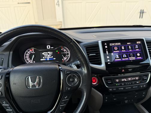 White 2017 Honda Pilot Elite
