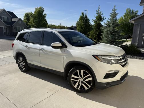 White 2017 Honda Pilot Elite