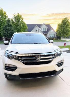 White 2017 Honda Pilot Elite