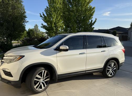 White 2017 Honda Pilot Elite