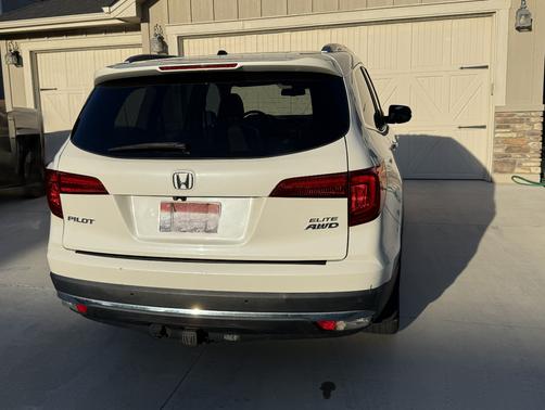 White 2017 Honda Pilot Elite