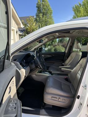 White 2017 Honda Pilot Elite