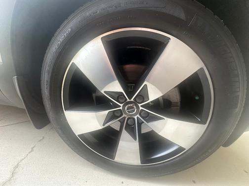 White 2019 Volvo XC40 T5 Momentum