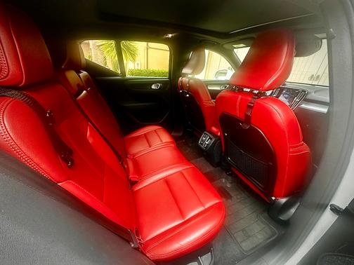 White 2019 Volvo XC40 T5 Momentum