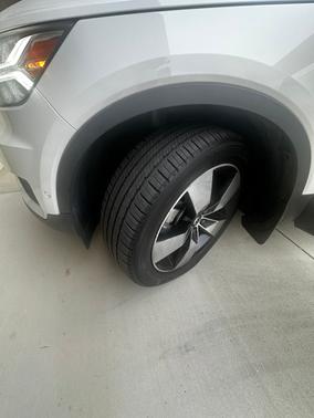 White 2019 Volvo XC40 T5 Momentum