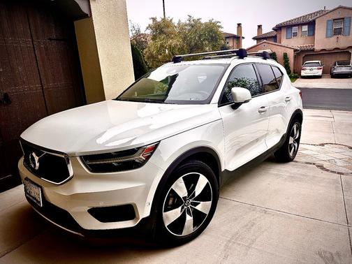 White 2019 Volvo XC40 T5 Momentum