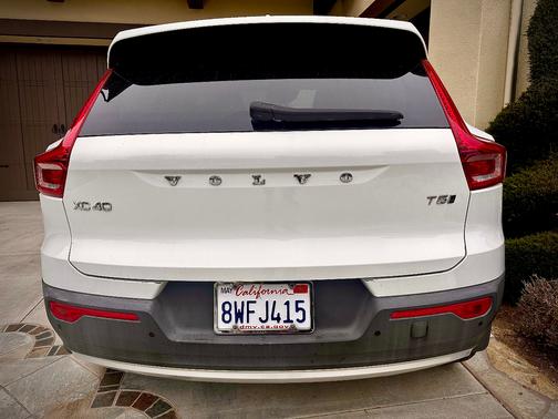 White 2019 Volvo XC40 T5 Momentum