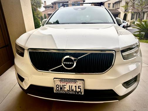 White 2019 Volvo XC40 T5 Momentum