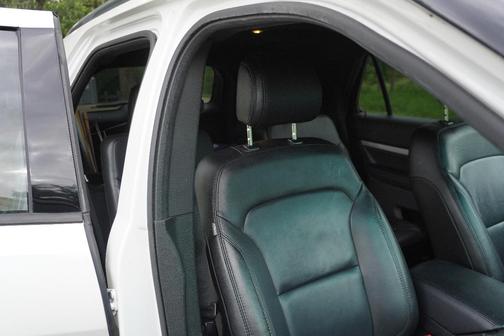 White 2016 Ford Explorer XLT