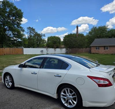 White 2011 Nissan Maxima SV