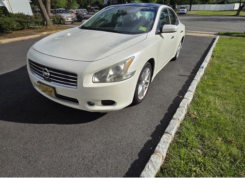 White 2011 Nissan Maxima SV