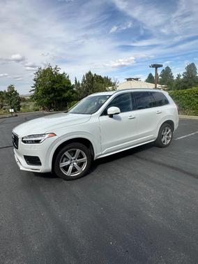 White 2021 Volvo XC90 T6 Momentum