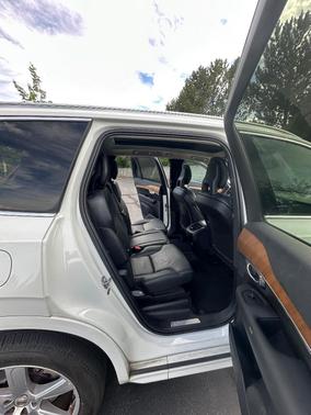 White 2021 Volvo XC90 T6 Momentum