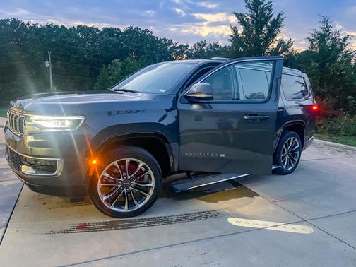 Gray 2022 Jeep Wagoneer Series III