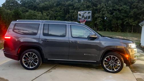 Gray 2022 Jeep Wagoneer Series III