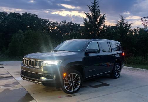 Gray 2022 Jeep Wagoneer Series III