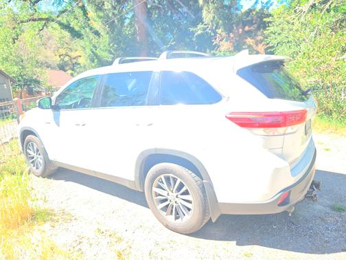 White 2019 Toyota Highlander Hybrid XLE