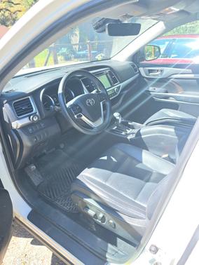 White 2019 Toyota Highlander Hybrid XLE