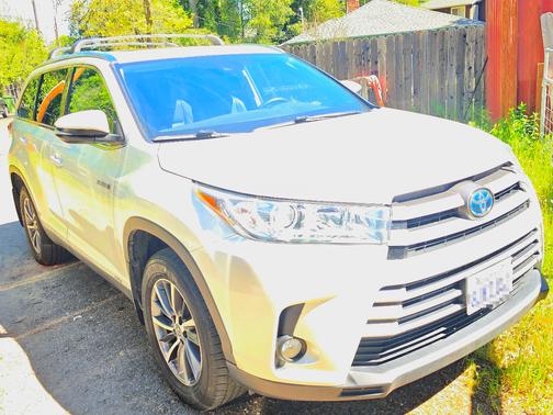 White 2019 Toyota Highlander Hybrid XLE