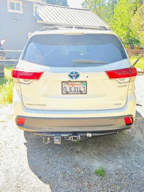 White 2019 Toyota Highlander Hybrid XLE