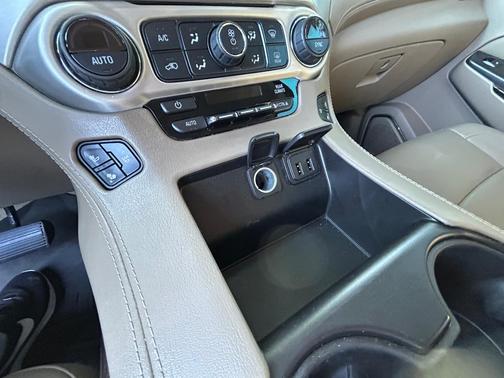 White 2016 GMC Yukon XL SLT