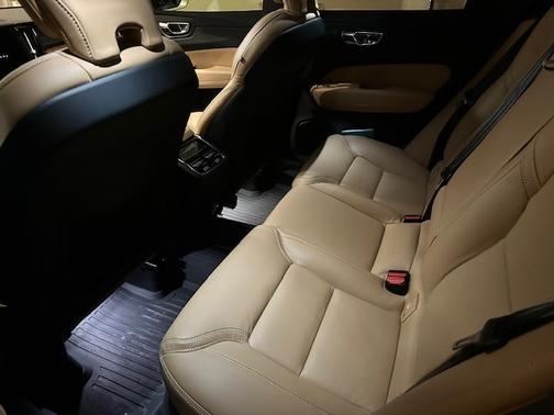 2022 Volvo XC60 B6 Inscription