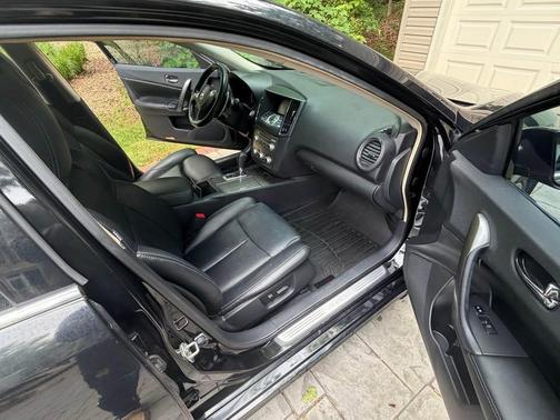 Black 2013 Nissan Maxima SV
