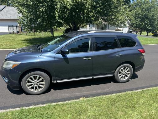 Blue 2016 Nissan Pathfinder SV