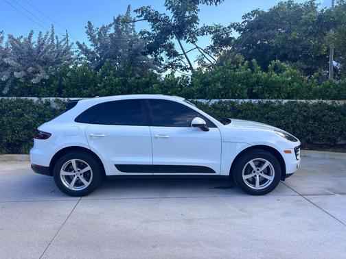 White 2018 Porsche Macan Macan