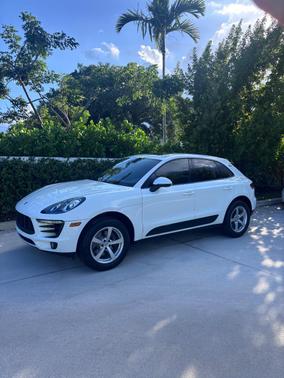 White 2018 Porsche Macan Macan