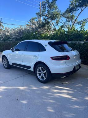 White 2018 Porsche Macan Macan