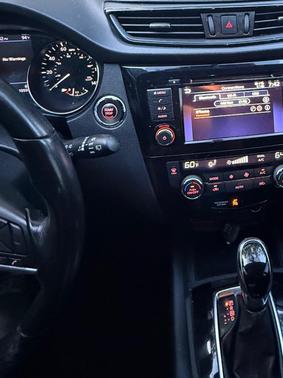 White 2018 Nissan Rogue SV