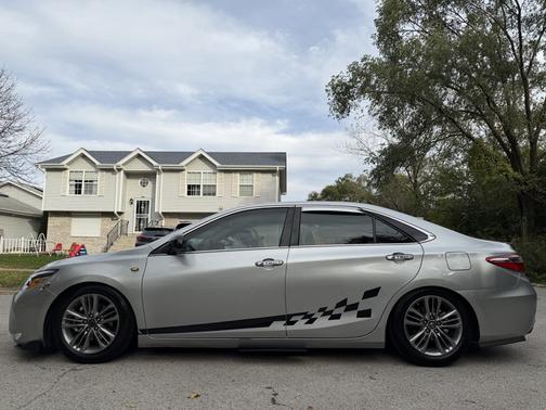 Silver 2016 Toyota Camry SE w/Special Edition Pkg