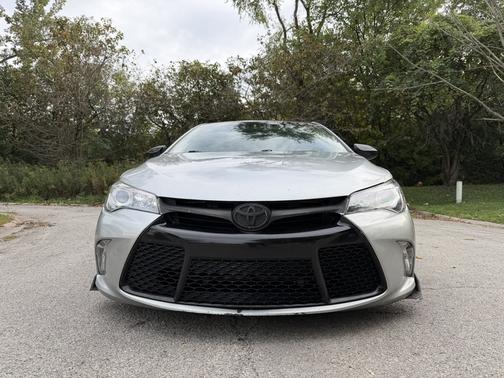 Silver 2016 Toyota Camry SE w/Special Edition Pkg