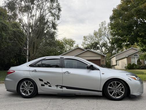 Silver 2016 Toyota Camry SE w/Special Edition Pkg